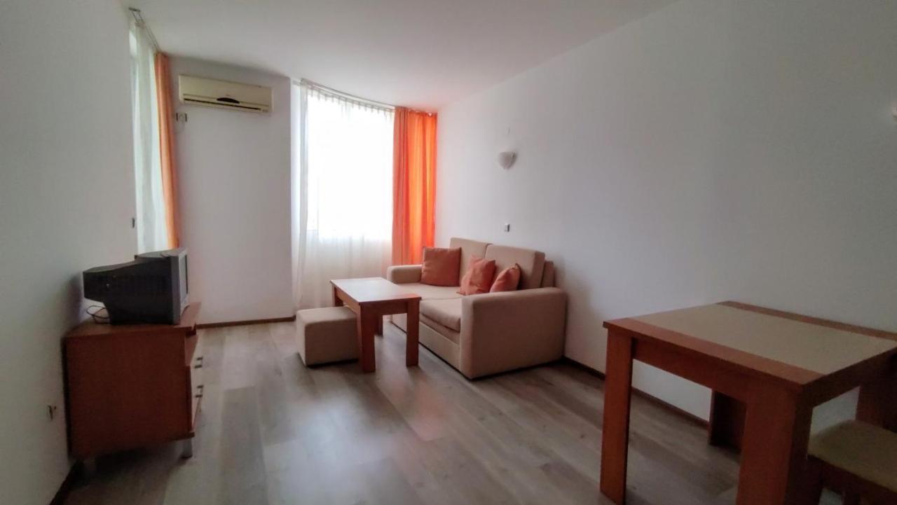 Апартамент Полюси 2 Pantai Sunny Luaran gambar